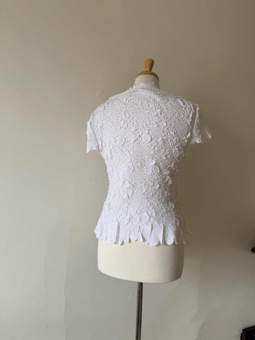Alison Sheri Textured Lace Appliqué Top White Floral - Picture 3 of 6